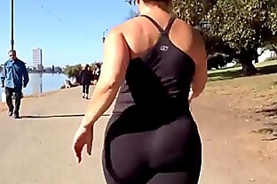 Candid Plump Asian Nutbooty in Yogapants